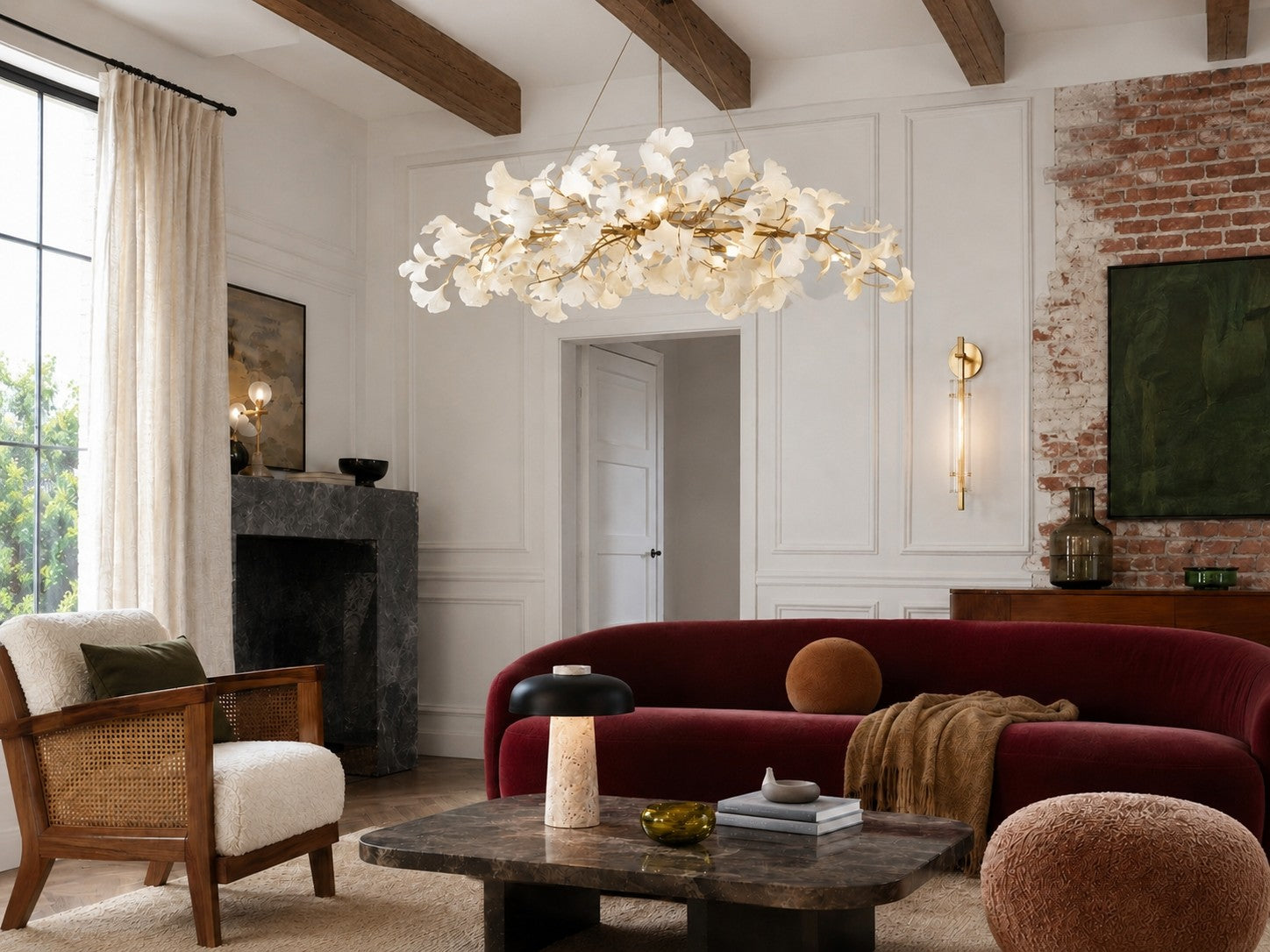 An expressive real living room combining sculptural lighting, natural materials and contrasting styles