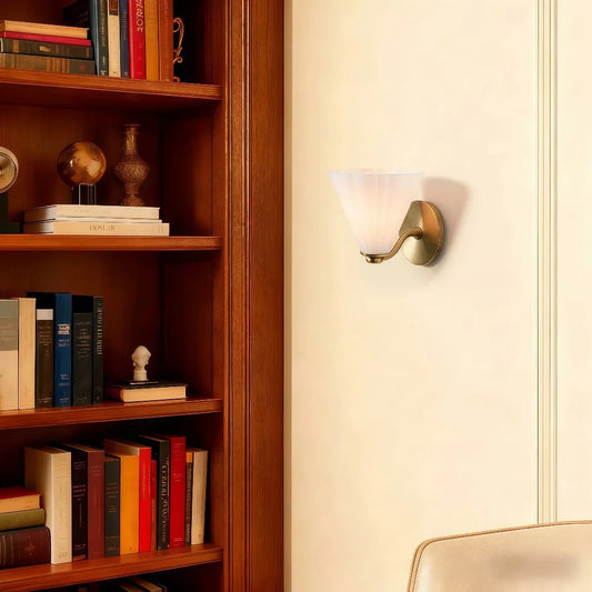 Kiro Modern Rippled Glass Flared Decorative Wall Sconce 近景2.webp__PID:6f8dfaf1-ee21-4f1a-90a0-43c874438dad